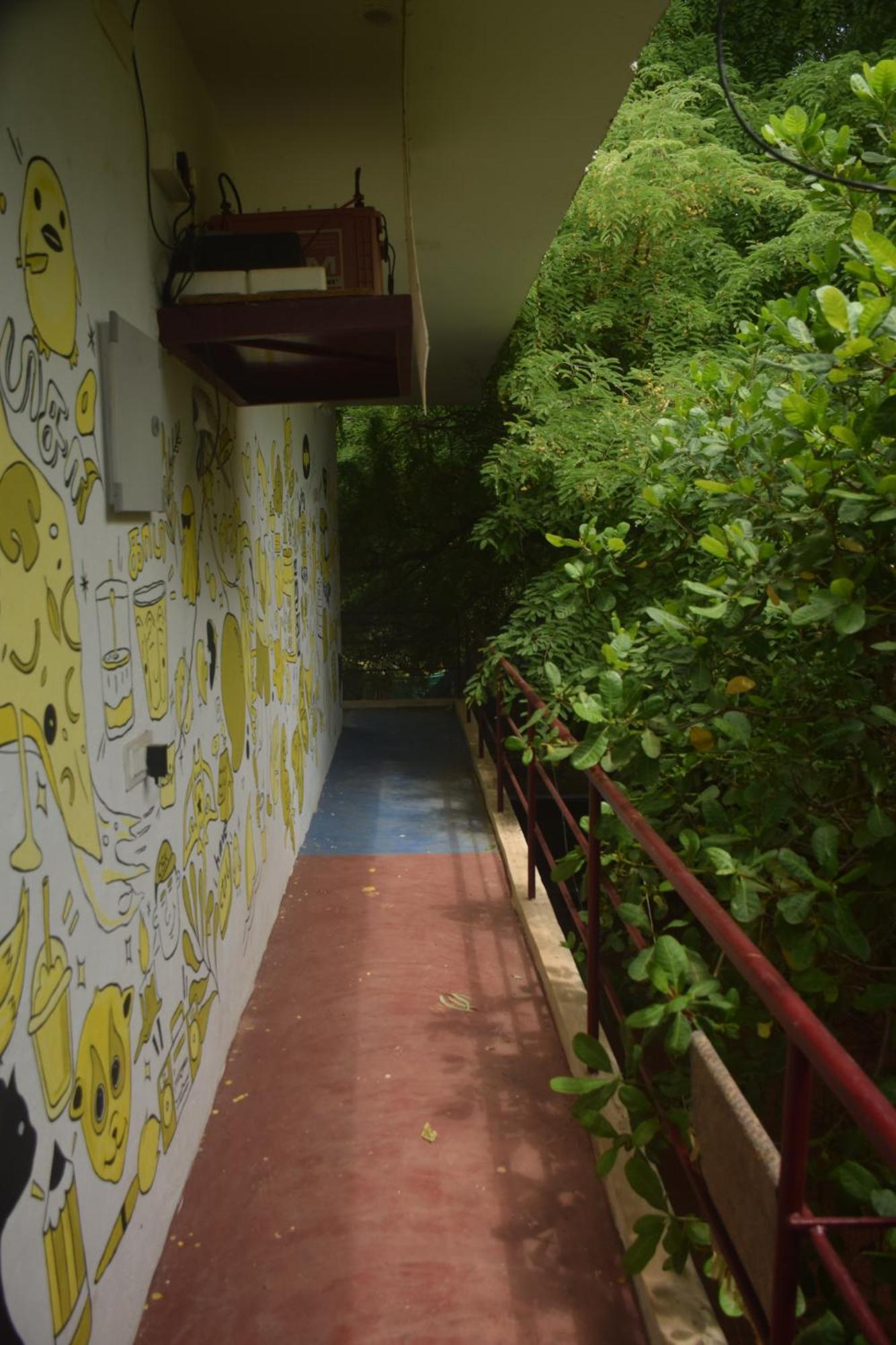 Travellers Crib Hotel Ауровил Екстериор снимка